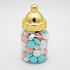 Babyflesje met blauwe, roze en witte chocoladedragees en een goudkleurige dop
