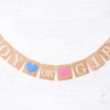 Boy or Girl slinger bruin muur