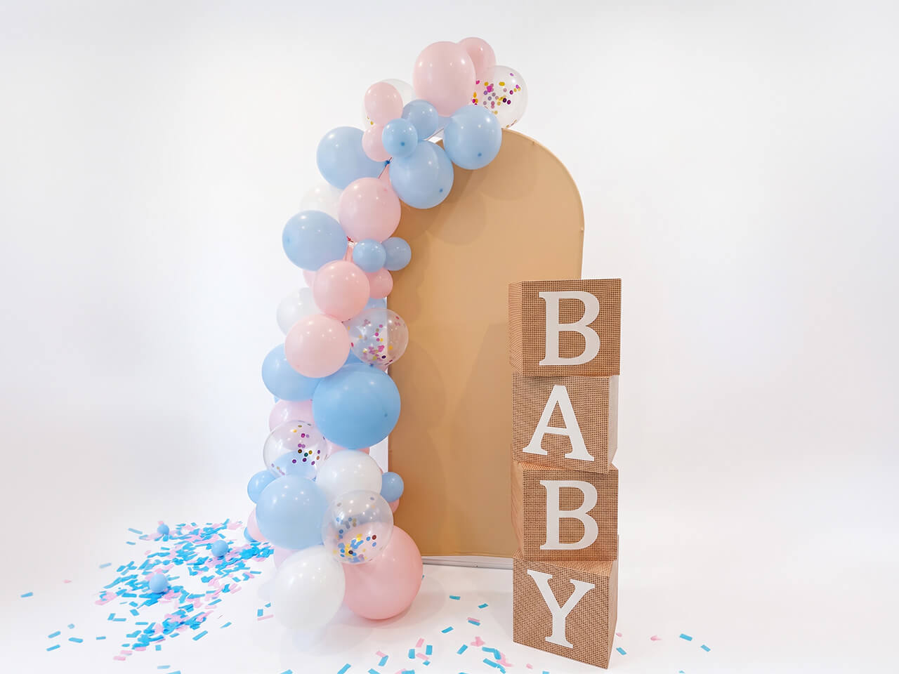 Gender Reveal backdrop doek met ballonnenboogen BABY blokken