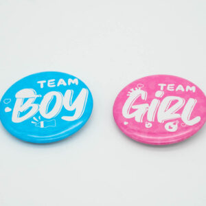 Blauwe Team Boy-button en roze Team Girl-button naast elkaar
