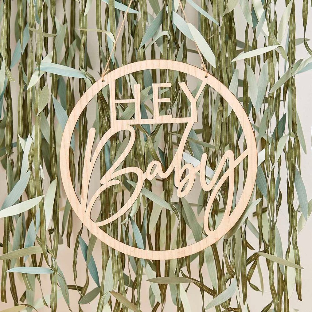 HEY BABY HANGER Deze houten baby hanger staat toch geweldig...