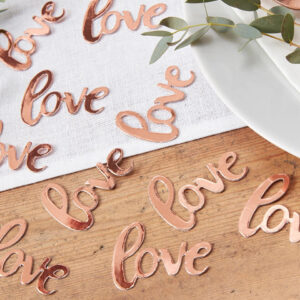 Love tafelconfetti rose goud op tafel