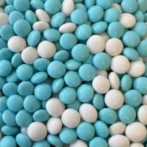 Mini chocoladedragees in blauw en wit