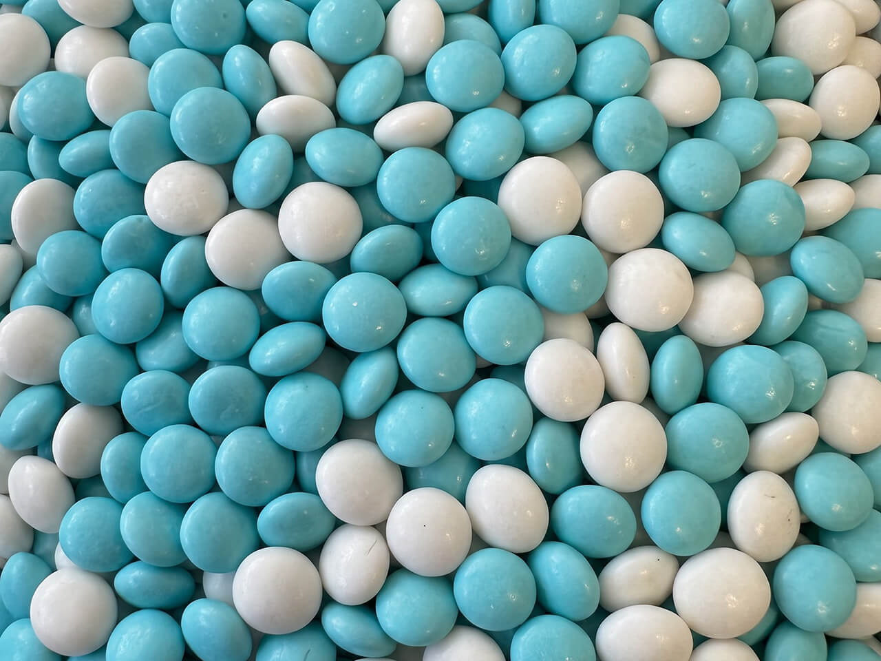 Mini chocoladedragees in blauw en wit