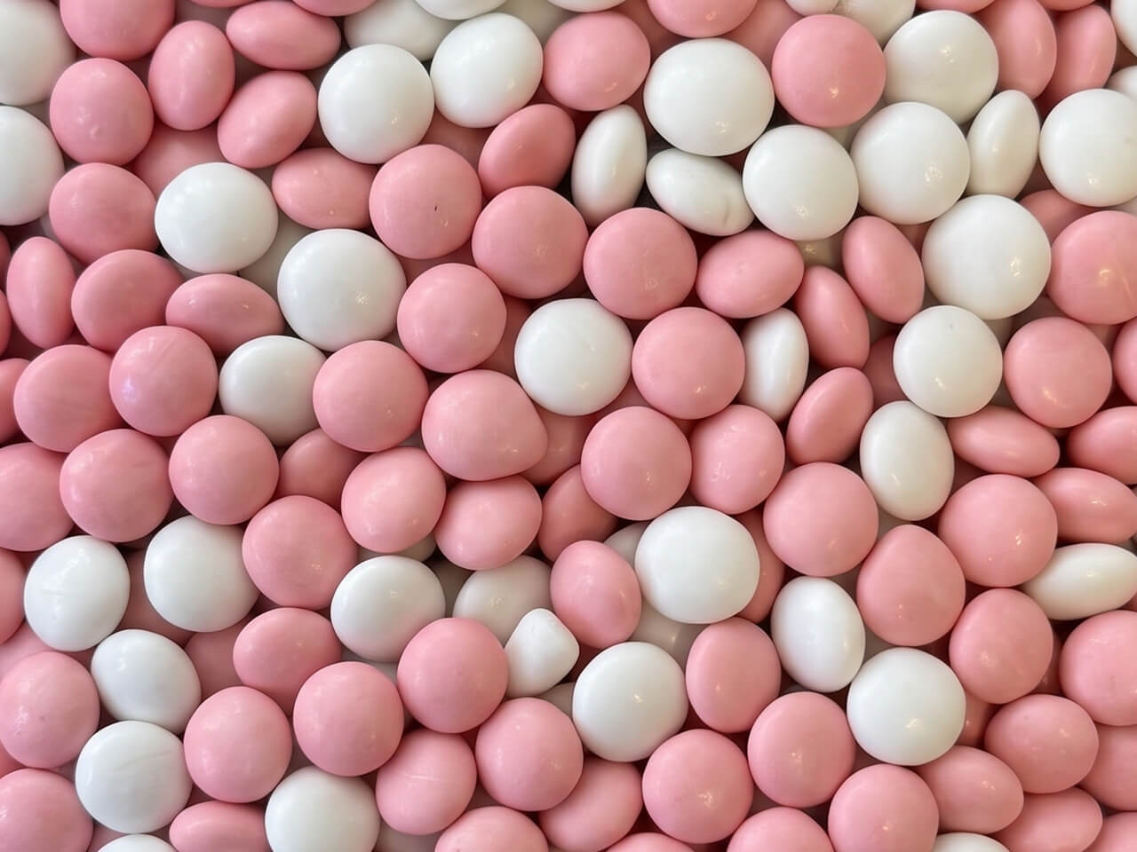 Mini chocoladedragees in roze en wit