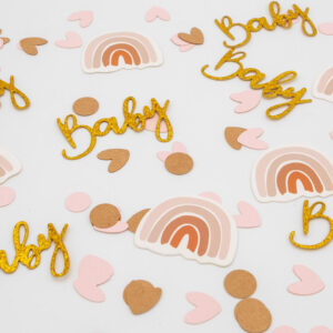 Tafelconfetti met gouden Baby-teksten, regenbogen en roze en bruine hartjes en rondjes